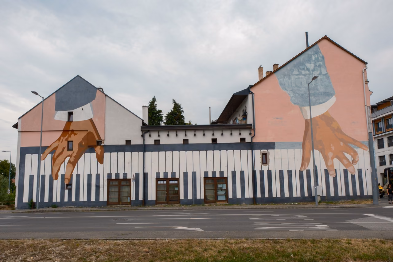 Piano mural outside the Bartók Béla Music Institute